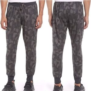 Men's Zella Live In Pocket Joggers in Black Camo Size - Small